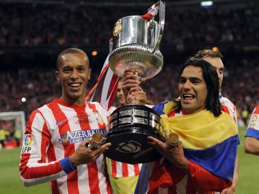 Radamel Falcao García (der.) y Joao Miranda, con el trofeo de campeón de la Copa del Rey.