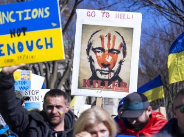Estadounidenses y Ucranianos marchan fuera de la Casa Blanca pidiendo apoyo para Ucrania después de la invasión de Rusia.  El presidente Vladimir Putin, intensificó el conflicto tras anunciar a las fuerzas nucleares rusas en "alerta máxima".
