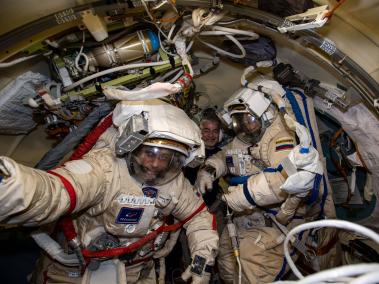 Los cosmonautas Anton Shkaplerov (izquierda) y Pyotr Dubrov (derecha), en la Estación Espacial Internacional, escenario donde cooperan Europa, EE. UU. Canadá, Japón y Rusia. Foto: nasa