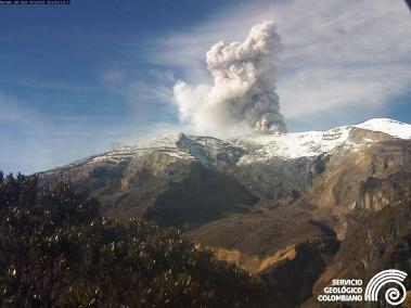 Emisión de gases del Volcán Nevado del Ruiz.