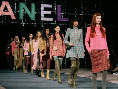 La marca francesa Chanel mostró su predilección por el ‘tweed’ para vestir a la mujer, el material de aires escoceses que la catapultó al éxito de la mano de Gabrielle Chanel hace décadas. foto: efe