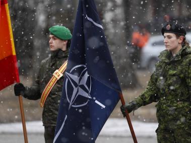 Soldados canadienses con las banderas de la Otán.