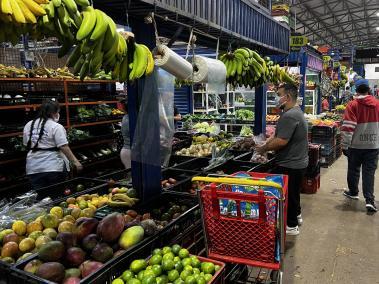 En Medellín, los ciudadanos buscan economía a la hora de comprar los alimentos de primera necesidad. Debido a las alzas en los precios por cuenta de la inflación, las personas van a la central Mayorista de Antioquia para comprar.