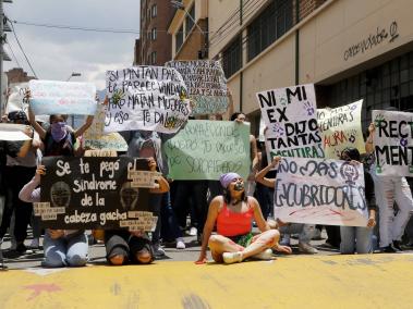 Estudiantes del colegio CEFA, en Medellín, hacen un plantón para exigir la verdad al colegio sobre presuntos casos de abuso sexual al interior de la institución educativa.