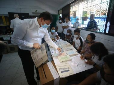 Jhon Milton Rodríguez, candidato presidencial, vota en la escuela República del Brasil  en Cali.