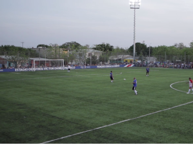 El estadio fue inaugurado con glorias del fútbol, entre ellas el 'Pibe' Valderrama.