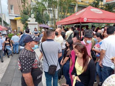 Ibaguereños y turistas se volcaron a las calles para probar los platos que comerciantes prepararon para el fin de semana.