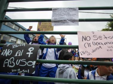Colegio Venecia Nuevo Muzú. Padres y estudiantes protestan por acoso escolar.