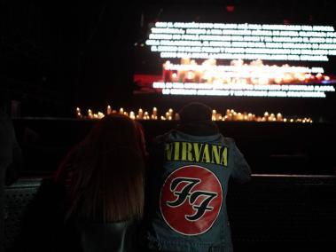 Con velas y mensajes, el escenario principal del Festival Estéreo Picnic se convirtió en un espacio de homenaje a Taylor Hawkins, baterista de Foo Fighters.