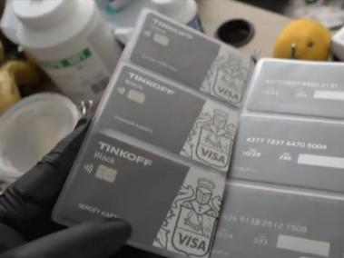 Estas tarjetas del banco Tinkoff fueron decomisadas en el allanamiento del apartamento de la ciudadana rusa en Bogotá.