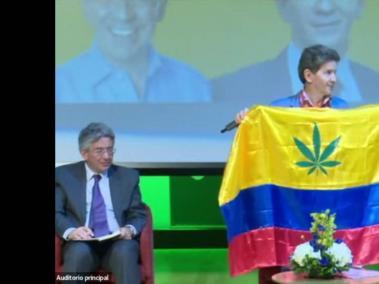 Luis Pérez propone incluir la hoja de marihuana en la bandera de Colombia.