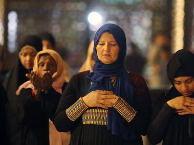 Las mujeres musulmanas egipcias realizan una oración vespertina llamada 'Tarawih', durante el sagrado mes de ayuno del Ramadán dentro de la Mezquita Al-Hussein en El Cairo.