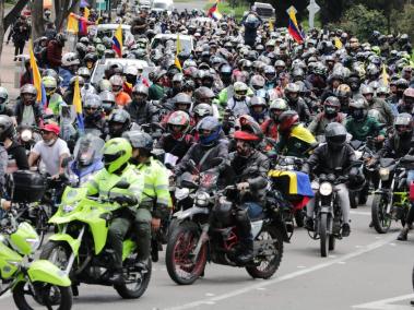 Motoclistas protestan en Bogotá por decisión de la alcaldía de prohibir el parrillero.