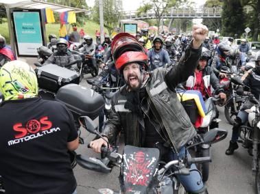 Cientos de motociclistas se manifestaron para expresar su descontento frente a las nuevas medidas de prohibición declaradas por el distrito.