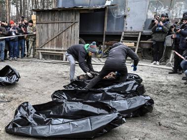 Levantamiento de cuerpos en Bucha, localidad cercana a Kiev.