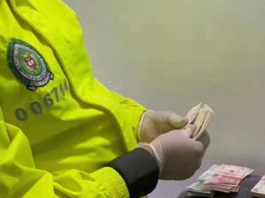 La Policía encontró caletas con dólares y pesos colombianos.