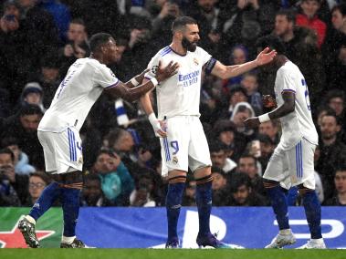 Karim Benzemá marcó triplete para el Real Madrid contra el Chelsea.