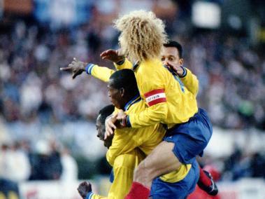 5 de septiembre de 1993: Freddy Rincón celebrando junto a Carlos Valderrama, más conocido como El Pibe, y demás compañeros de la Selección Colombia. El emblemático baile se debió al triunfo de Colombia sobre Argentina, en el que el marcador finalizó en 5 - 0. La victoria les dio la entrada al Mundial del 1994 de Estados Unidos.