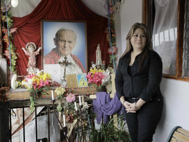 Floribeth Mora fue sanada de un aneurisma cerebral por un milagro atribuido a Juan Pablo II.