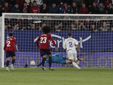 Sergio Herrera le ataja un penalti a Karim Benzema.