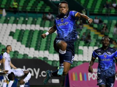 Kevin Aladesanmi celebra el primer gol de Fortaleza al Deportivo Cali.