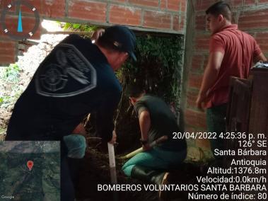 Bomberos voluntario de Santa Bárbara y comunidad extrajeron al adulto que había quedado atrapado en la alud.