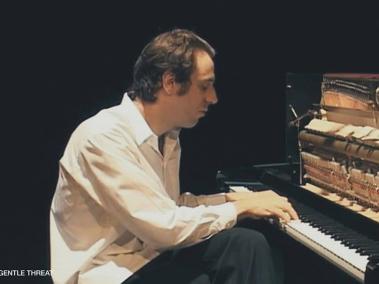Este documental sigue el paso a paso del músico y pianista Chile Gonzales, desde el electropop hasta las grandes salas filarmónicas del mundo.