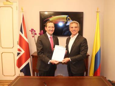 Ministro de Medio Ambiente, Carlos Correa y el Embajador Británico en Colombia, Colin Martin-Reynolds CMG.