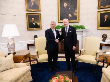El presidente de Colombia, Iván Duque (izq.), durante su visita al presidente de Estados Unidos, Joe Biden, a principios de marzo.