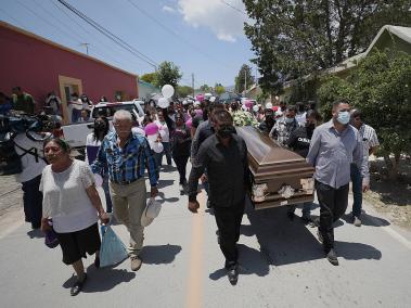 Familiares y amigos asisten al funeral de Debanhi Escobar.