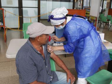 Soledad en los puestos de vacunación de Medellín. De vacunar a 450 personas, ahora llegan entre 80 y 100.
