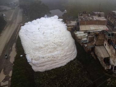 Foto aérea de la espuma sobre el río Balsillas que pone en alerta al barrio Los Puentes.