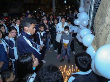 Jóvenes abatidos por la muerte de su compañero le hicieron un homenaje en el colegio.