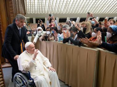 Papa Francisco en silla de ruedas