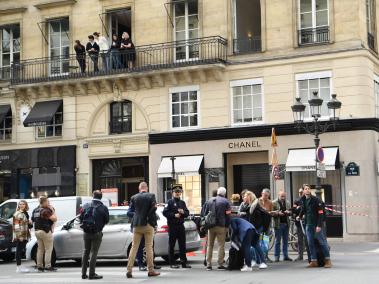 La policía y los investigadores se reúnen en la entrada de una tienda de Chanel en la Place Vendome de París, el 5 de mayo de 2022, tras un presunto robo a mano armada.