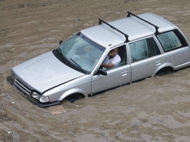 Un conductor quedó atrapado por las inundaciones.