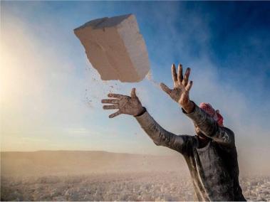BBC Mundo: Un trabajador en una cantera de extracción de piedra caliza.