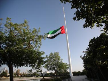 La bandera de Emiratos Árabes Unidos a media asta por la muerte del Presidente.