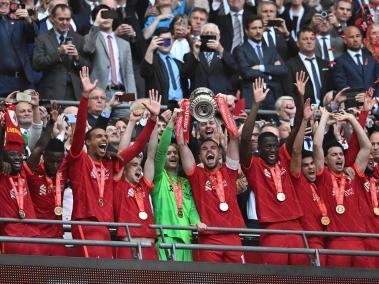 Liverpool levanta el trofeo de la Copa FA. Luis Díaz celebra.