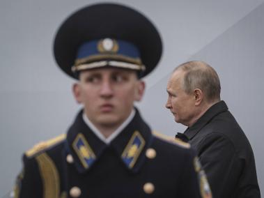 El presidente ruso Vladimir Putin pasa junto a un soldado durante el desfile del Día de la Victoria, que conmemora la victoria soviética en la segunda guerra mundial, celebrado en Moscú.