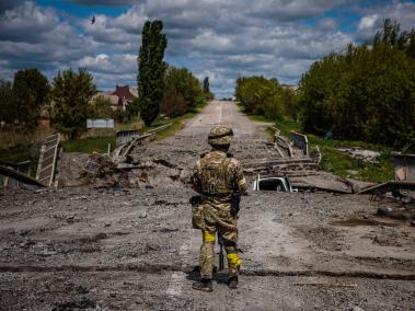 Un soldado de las fuerzas especiales ucranianas, ante un puente destruido al norte de Kharkiv, una de las ciudades más grandes del país.