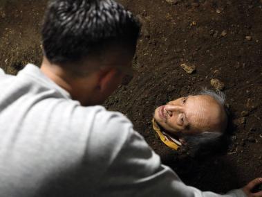 Luis Miguel López, de 74 años, se enterró ante la mirada atónita de sus hijos y sus vecinos del barrio.