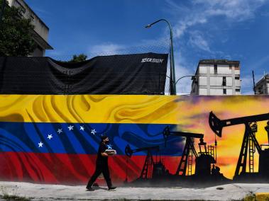 El aumento en el precio del petróleo ha significado un respiro para las finanzas del gobierno venezolano y, además, una mejora sorpresiva de su posición diplomática: los acercamientos del gobierno de Joe Biden ysu anuncio de flexibilizar restricciones son la muestra contundente.