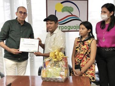 Vicente Fernández Morales recibe el reconocimiento de Corpoguajira por salvar a la tortuga marina.