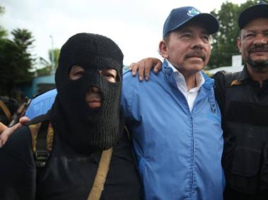 El presidente de Nicaragua, Daniel Ortega (centro), aparece en la imagen con el comisionado de la Policía de Nicaragua, Ramón Avellán (derecha), junto a un paramilitar encapuchado. Esta fotografía fue tomada el día de la llamada ‘Operación Limpieza’ en Masaya.