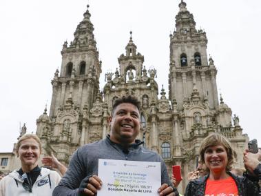 Ronaldo Nazario muestra su certificado tras terminar el Camino de Santiago.