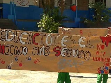 Estudiantes de la IE Campo Valdés en plantón pidiendo el cese de las amenazas.