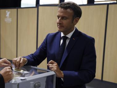 Emmanuel Macron entrega su voto en las elecciones legislativas de este domingo.