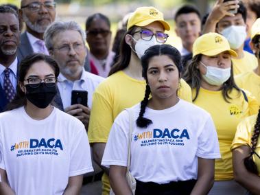 Programa DACA (por sus siglas en inglés), otorga permisos de trabajo a migrantes que llegaron a Estados Unidos siendo niños.
