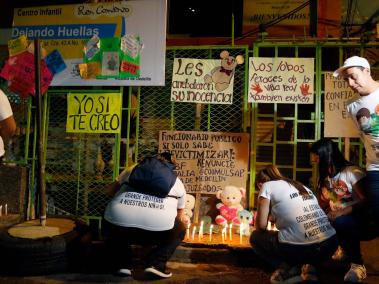 Plantón en Medellín para exigir justicia por caso de abuso sexual en jardín infantil.